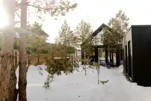 Современный дизайнерский дом с панорамным остеклением и видом на горы, Малая Царевщина