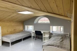 Пятиместный номер с общей ванной комнатой