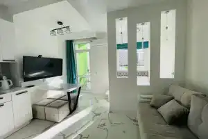 White apartment by the sea, Леселидзе