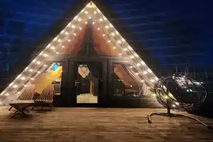 A-frame дом рядом с озером