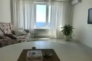Белоснежная квартира с морем в окне.