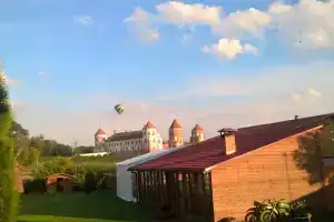 Трёхместный номер с видом на замок, Мир