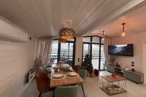 Дом в облаках у леса