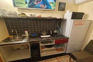 Комфортная студия с двуспальной кроватью и кухней на первом этаже, Астрахань