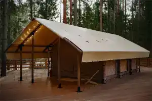 Сафари-тент лодж на холме с видом на лес