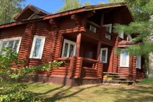 Бревенчатый дом 2 с видом на реку, Бугры