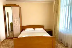Квартира с видом и шумом моря, Отрадное