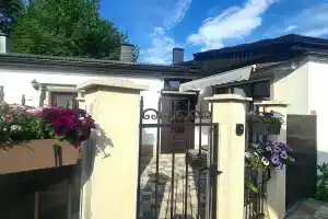У домика Лермонтова студия в таунхаус