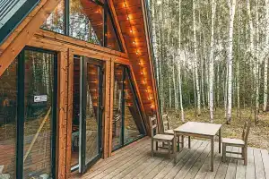Домик в лесу вблизи от города в стиле A-frame