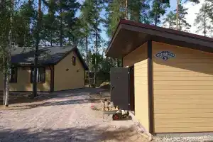 Дом с камином и панорамными окнами в сад