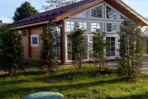 Уютный дом в классическом русском стиле для комфортного отдыха.