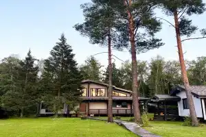 Атмосферный коттедж в лесу с баней