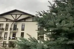 Уютная студия-мансарда с видом на горы, Красная Поляна