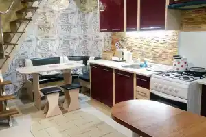 Небольшой двухэтажный домик в центре города