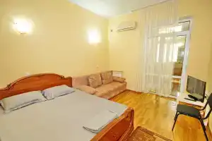 Трёхместный номер с кухней, Ольгинка