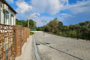 Дом на набережной, Вешенская