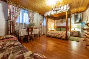 Уютная комната в русском стиле