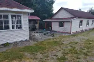 Дом у озера Вуокса с беседкой и баней