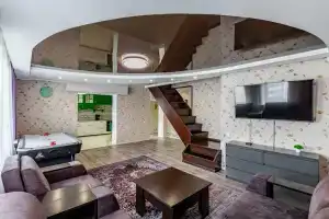 Уютная двухуровневая квартира с джакузи и аэрохоккем, Екатеринбург