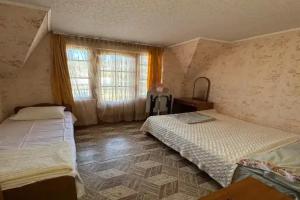 Трёхместный номер Трёхместный эконом с балконом, Вардане