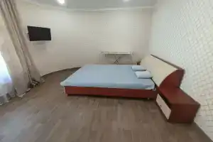 Студия возле Кристалла, Тюмень