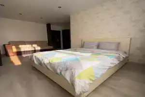 Теплая квартира в центре на площади Ленина