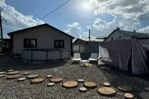 Уютный дом с озером возле дома