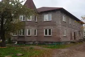 Большой дом в черте города рядом парки и фонтаны Петергофа