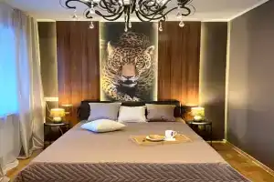 Квартира с большой круглой ванной в центре Саванна