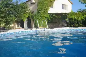 Дом с бассейном у моря