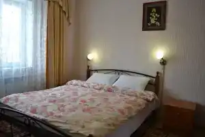 Уютная двухкомнатная квартира в центре Цветника