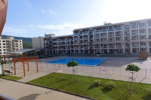 Просторная квартира с видом на бассейн, Сукко