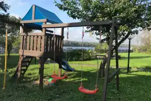 Коттедж на берегу Невы с lounge в гараже