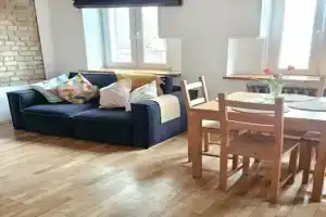 Студия на булыжной мостовой рядом с вокзалом