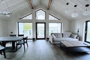 Уютный и стильный коттедж на берегу озера