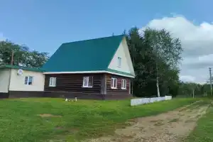 Домик с зелёной крышей в Зорино с баней