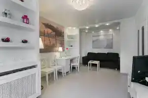 Под крышей, Москва