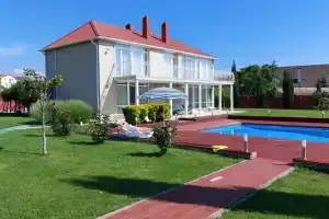 Коттедж с бассейном в 120м от моря