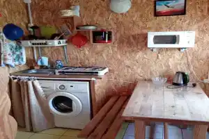 Гостевой домик вдали от берега и шума с кухней, туалетом, душем в домике