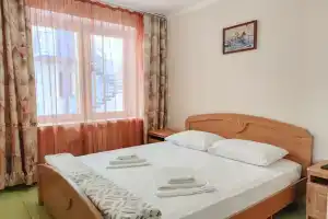Трёхместный номер стандарт, Агой