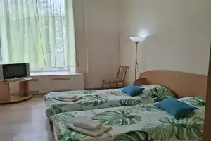 Двухместный номер с 2 отдельными кроватями полуэконом с душем и умывальником (туалет отдельно на этаже), Ялта
