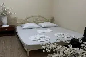 Комната прям у моря, Леселидзе