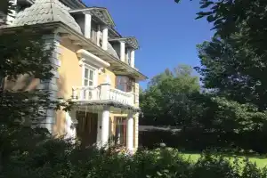 Коттедж на берегу пруда с бассейном, Ломоносов