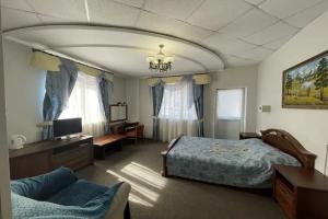 Двухместный номер с 1 кроватью полулюкс с балконом с двуспальной кроватью №7, Домбай