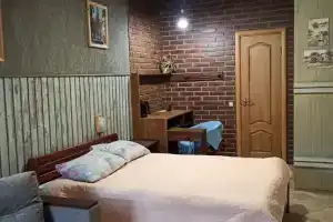 Двухместный номер с двуспальной кроватью и диваном