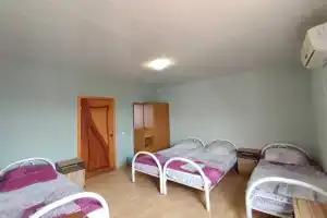 Комната у моря, Новомихайловский