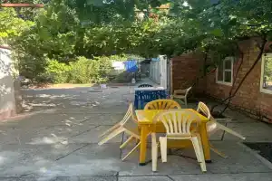 Уютная комната в тени винограда