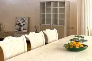 Апартамент с 2 спальнями, 2 санузлами и балконом, Ереван