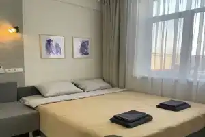 Трёхместный номер с большой кроватью и двуспальным диваном, Заозёрное