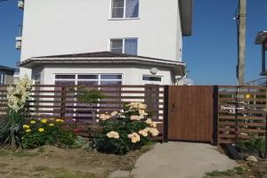 Комната с балконом и видом на море